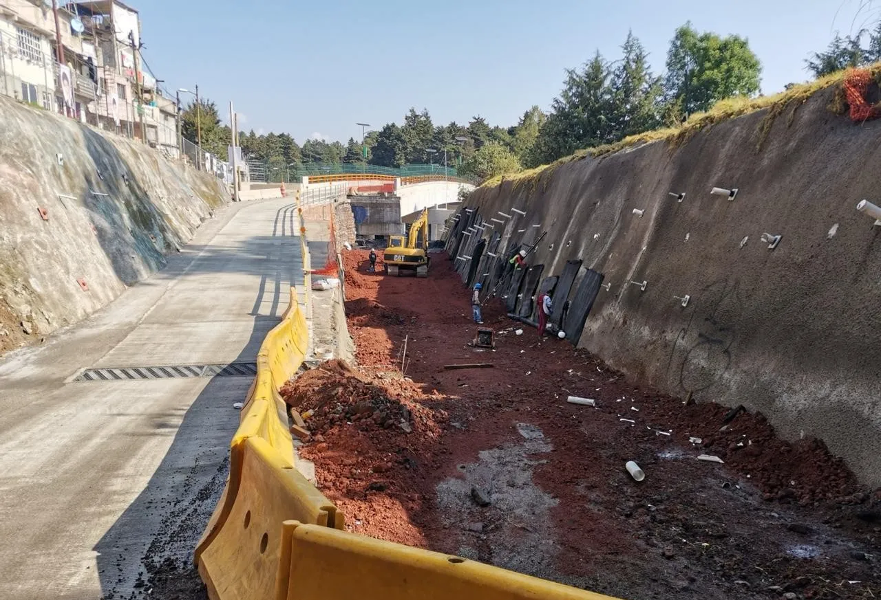 Monitoreo topográfico en frentes de excavación y estabilización de taludes para conciliación exacta de movimiento de tierras mediante puntos de control GNSS